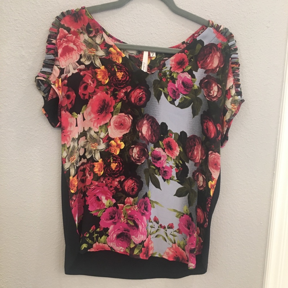 Bellatrix Floral V-neck Cap Sleeve Top, EUC